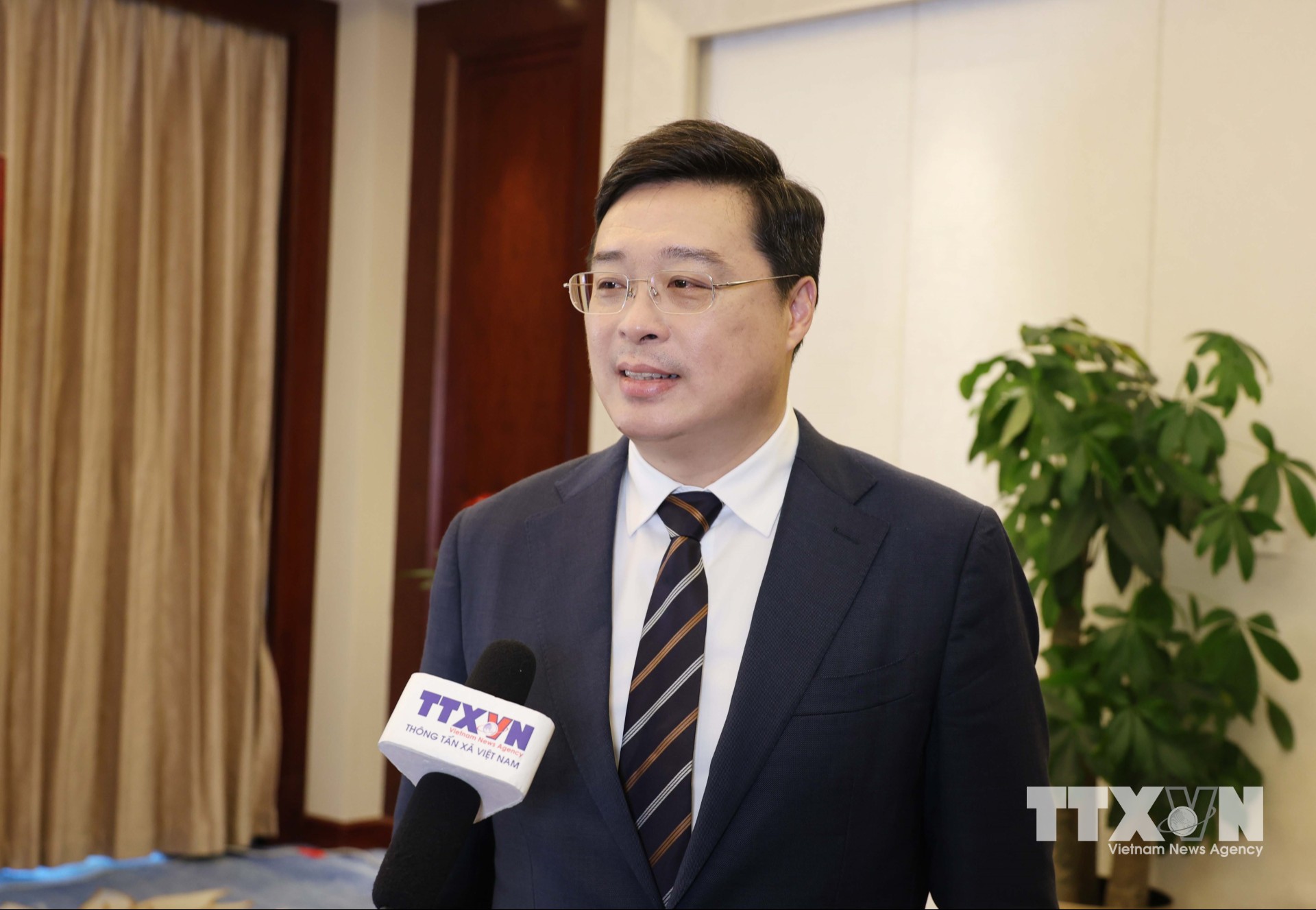Ông Vi Thao, Chủ tịch Chính quyền Khu tự trị dân tộc Choang Quảng Tây (Trung Quốc), trả lời phỏng vấn phóng viên TTXVN về hợp tác giữa Quảng Tây và Việt Nam trong lĩnh vực AI. (Ảnh: Công Tuyên/TTXVN)